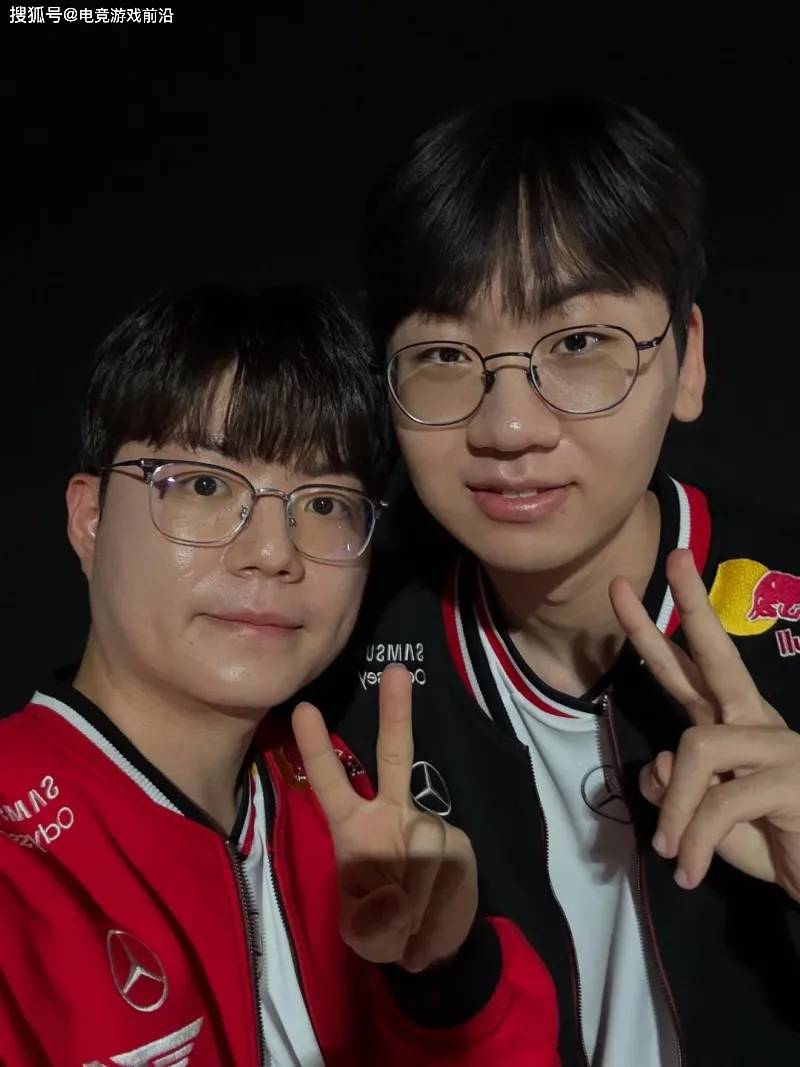 电竞豪门兄弟情！T1无畏契约选手与LOL天团合体营业