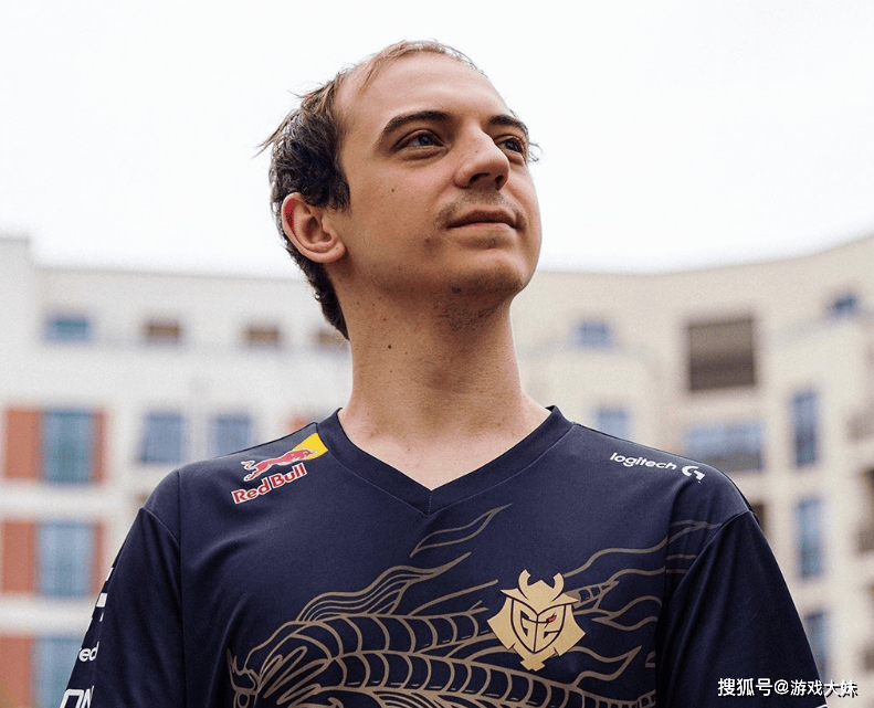 G2战队来得太早了(le)，拳头还没准备训練(liàn)地，被(bèi)拍到(dào)在天津网吧里训練(liàn)